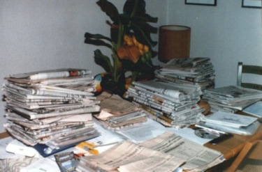 giornali accumulati (heaps of newspapers) (foto D. Natale)