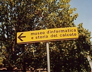 Foto D. Natale: segnale stradale che indica il Museo Informatico