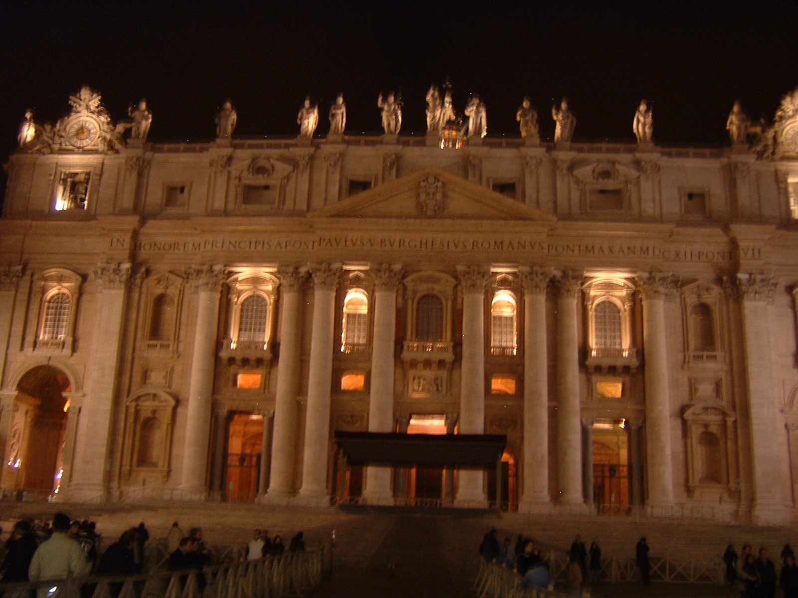 San Pietro di notte dalla piazza