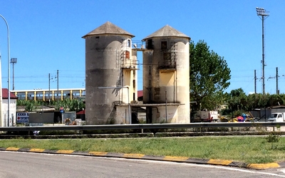 foto di silos a simboleggiare la separazione delle banche dati